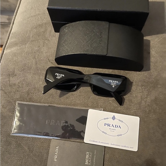 PR17WS Prada Sunglasses NIB - Picture 1 of 3